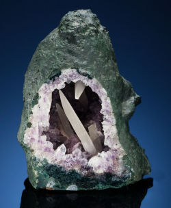 bijoux-et-mineraux:Amethyst geode with large Calcite crystals