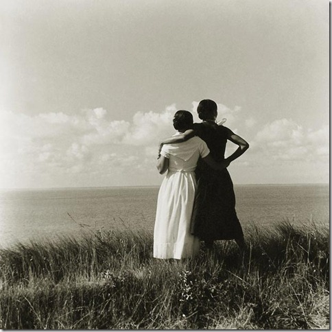 wlwvintage:    Two women looking out to sea by Emmanuel Sougez.