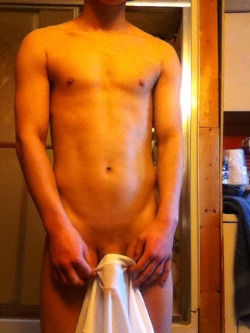 suuckmehard:  Shower pictures :p 