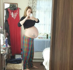 vickyandchick: 39 3  My belly is so heavy. Hurry up kid. 