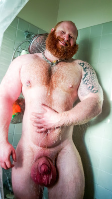 noodlesandbeef:  brandedbulltank:  Master joined me for a shower