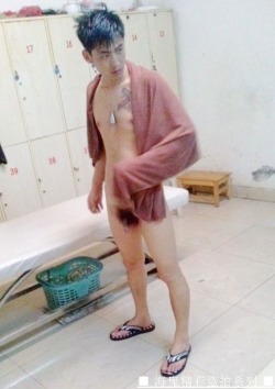 mantop10691:  健身房更衣室被偷拍的刺青帥哥