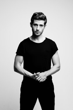 desiringmen:  Julian Morris 