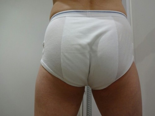 mikazato:2017/04/12 Briefs for adult boysGreat doubleseat briefs seem to be almost exclusively coming from Asia these days. There’s a company called Gunze (see the briefs in these pics) who make classic white doubleseat briefs with a great waistband.