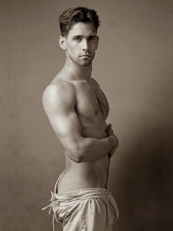 commandolover:  Hot men don’t need underwear: hot men go commando!  http://commandolover.tumblr.com/