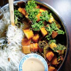 larasimone:  Rice noodles with peanut sauce and veg 😊 #myfood