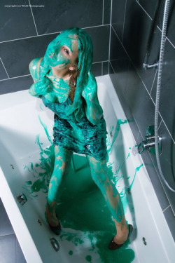 wetmessyandmetal:  Mel gets slimy by Wet and Messy Photography