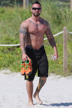 shirtlessmalecelebs:  Roger Mathews