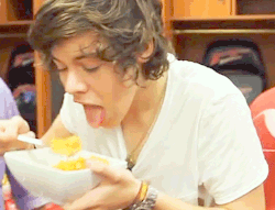 like-a-fairytail:  so Niall isn’t the only one whose eating !!