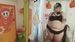 blossombottom:  glorifying obesity 