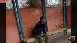 futubandera:  …“Señora…Le ayudo con las Bolsas???”