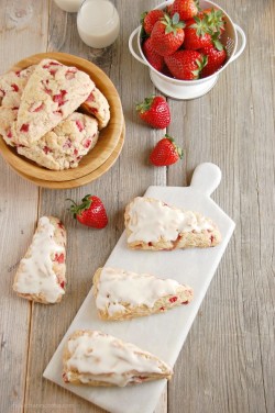 hoardingrecipes:  Strawberries & Cream Scones