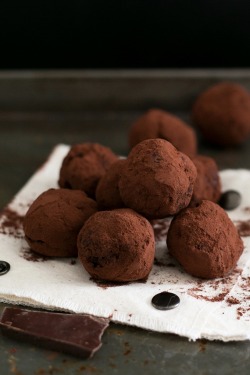 vegan-yums:  Simple vegan chocolate truffes / Recipe  