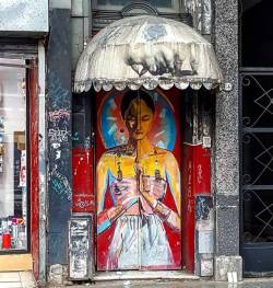 fotosdebuenosaires:  Arte en la puerta #door #art #streetphotography