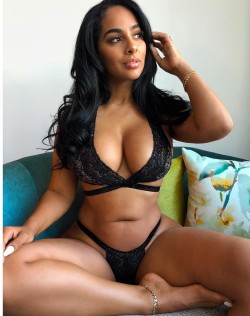 kingjazziedad:    DeliciouslySexy. Gorgeous. Curvy. BootiDelicious.