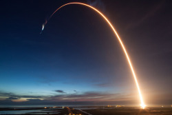 sumemelord:  SpaceX’s Falcon 9 Rocket Launches Dragon to the