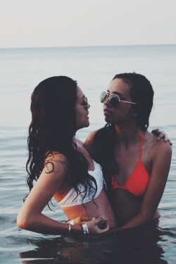 lipstick-lesbian:  ♀♡♀