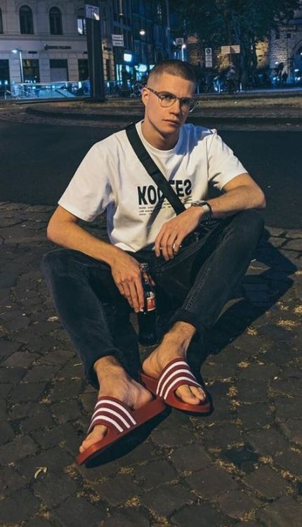 Feets Arround World
