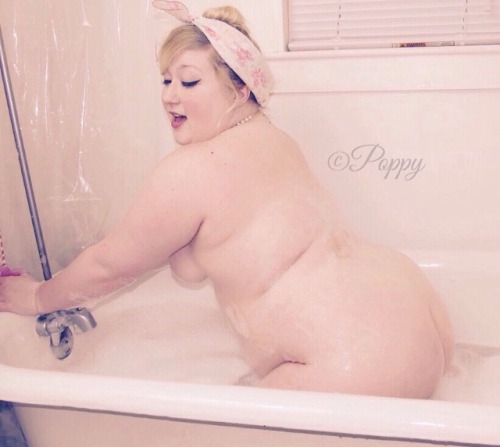 misstartx:  I am a precious fat cherub in this bathtub photo set.  See all of my photos at poppytart.comðŸ’• 