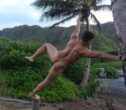 texasfratboy:  who knew that in hawaii sexy boys grow on trees!!??
