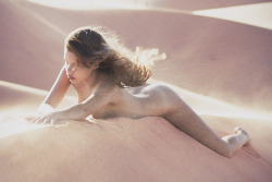 dirtyr:  On the Back of a Dune, Mui Ne, Vietnam. Photo Simon Lohmeyer 