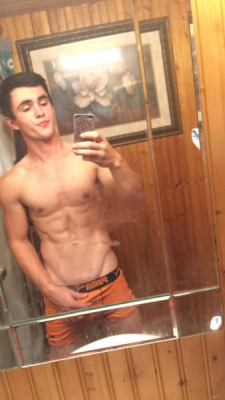 straightbaitedguys:  That body. That face. Those abs. That v-line.