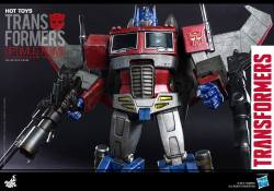 sunstreakerlovethyself:  aeonmagnus:  Hot Toys G1 Optimus Prime