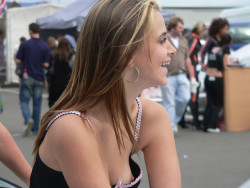 carelessinpublic:  Accidentally showing her nipples in a public