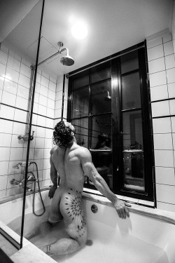 wet-men:mycockfeelsgood:THIERRY PEPIN “TUB TIME WITH TATE”