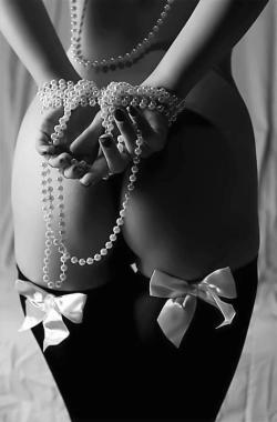 asubssoul2013:  You know me. Pearls & bows!!!!!!!!! 