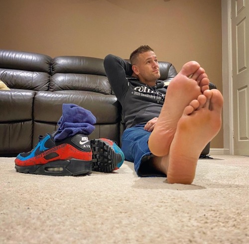 whitemalefeet:Let’s clean up and smooth out those big feet,