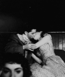  Weegee ( Arthur Fellig)- Couple, 1950s.  Exposition du 26 Mars