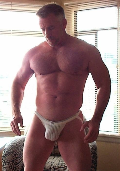 dadswankbank:will73world:Swim jock barely holds this pumped stud.