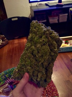 blow-dro-getweird:  5 Oz of that sticky Hindu Kush 😲 