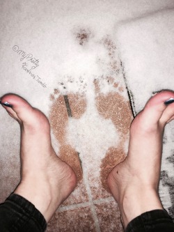myprettyfootsies:  Who wants to rub my frozen toes warm again?