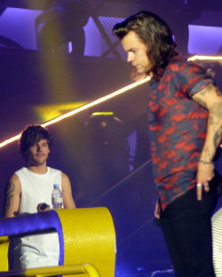 proudoflou:  Is Louis confused or aroused?  🙈😍
