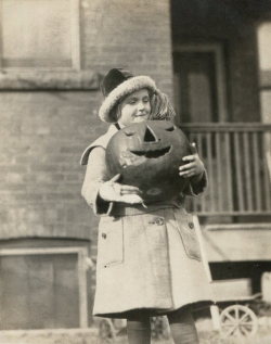 societyofghosts:1920s Snapshot, Girl and her Jack-o-Lantern