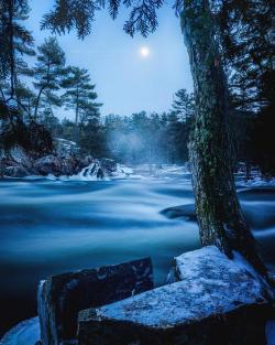 thebeautifuloutdoors:  Moonlit banks of the Mississippi River