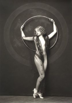 aiastelemonian: Showgirl Lilian Bond photographed by Alfred Cheney