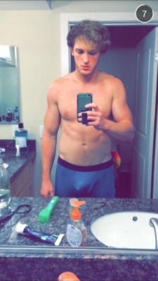 maleyoutubers2016:  Sort of a YouTuber but DANG  Logan Paul 😍