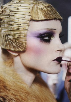 john-galliano-blog:  me2metoomewtwo:  Dior runway makeup behind