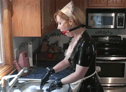 darkbabiidoll:   Latex maid washing the dishes. 