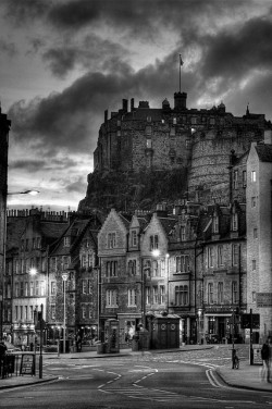 chagrinprincess:  starykah:  Edinburgh Castle from Grassmarket