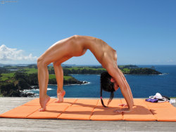 contortionistas:  naked yoga