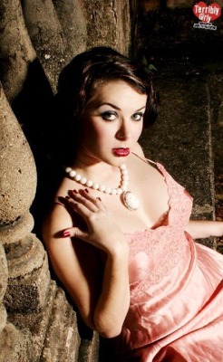 alternative-pinup:  Alternative Pinup girl