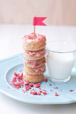 cinnahearts:  Strawberry Buttermilk Mini Donuts (by Cindy |