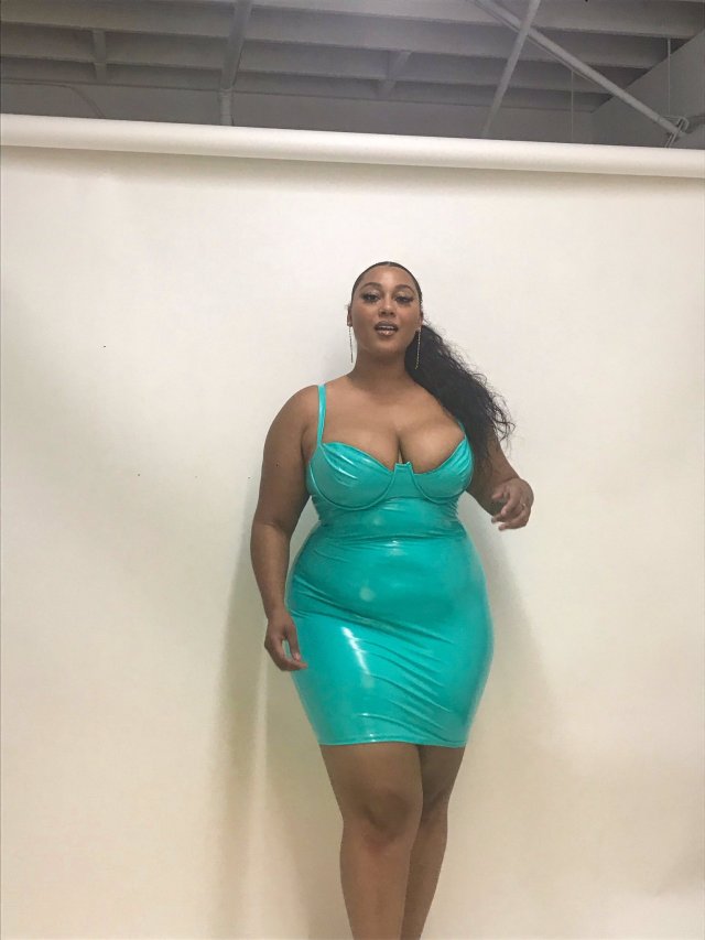 tellietime:West coast hottie with a whole lot of body 🌴Dress: