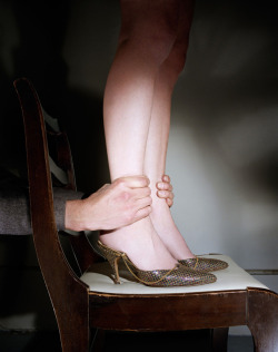 fliegender:Jo Ann Callis, Hands On Ankles, from ‘Other Rooms’, 1976–77.