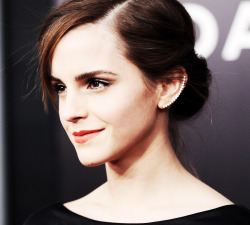 buckbeakisback:  Emma Watson at the New York premiere of Noah (March