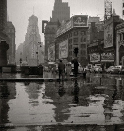maudelynn:  Times Square in the Rain, by Jack Delano c.1943 